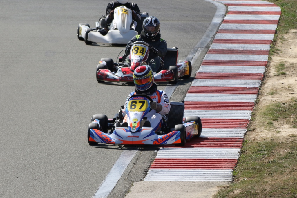 Thierry Abiven - Senior Gentleman (n° 67 en Alpha tiger 40th / Iame X30) devant ses adversaires dans la descente vers la cuvette. Thierry Abiven - Senior Gentleman (n° 67 en Alpha tiger 40th / Iame X30) devant ses adversaires dans la descente vers la cuvette.